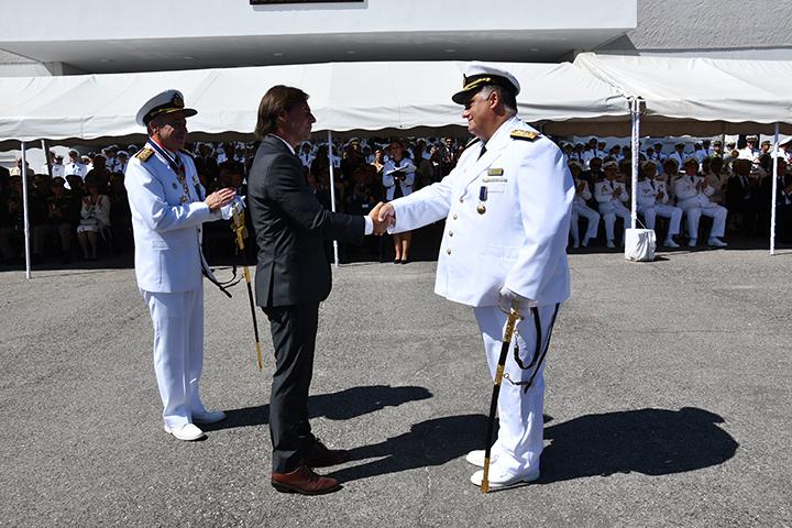 Presidente Luis Lacalle Pou y Cte. en Jefe de la Armada Almirante Jorge Wilson Presidente Luis Lacalle Pou y Almirante Jorge Wilson