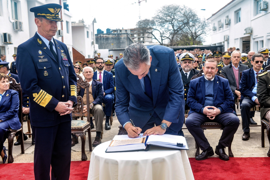 Firma del Libro de Honor.