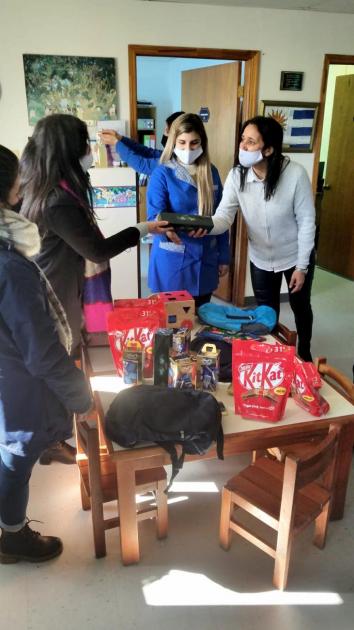 Donación de kit escolar y chocolates a jardines MDN Donación de kit escolar y chocolates a jardines MDN
