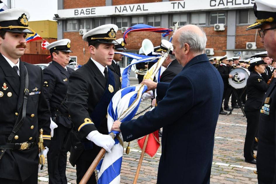 Día de la Flota de Mar Ministro entregando Pabellón Nacional a cadete de la Armada