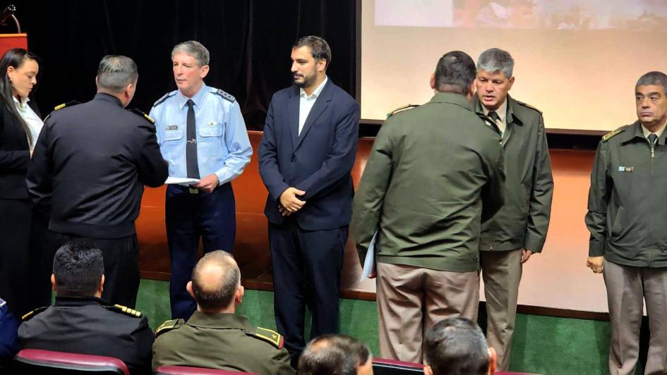 Entrega de reconocimientos por parte del Jefe del ESMADE Entrega de reconocimientos por parte del Jefe del ESMADE