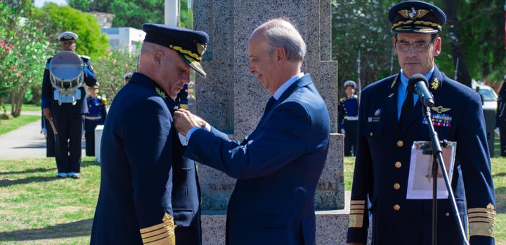 Ministro Javier García colocando medalla a Comandante en Jefe de la Fuerza Aérea, Gral. del Aire Luis de León