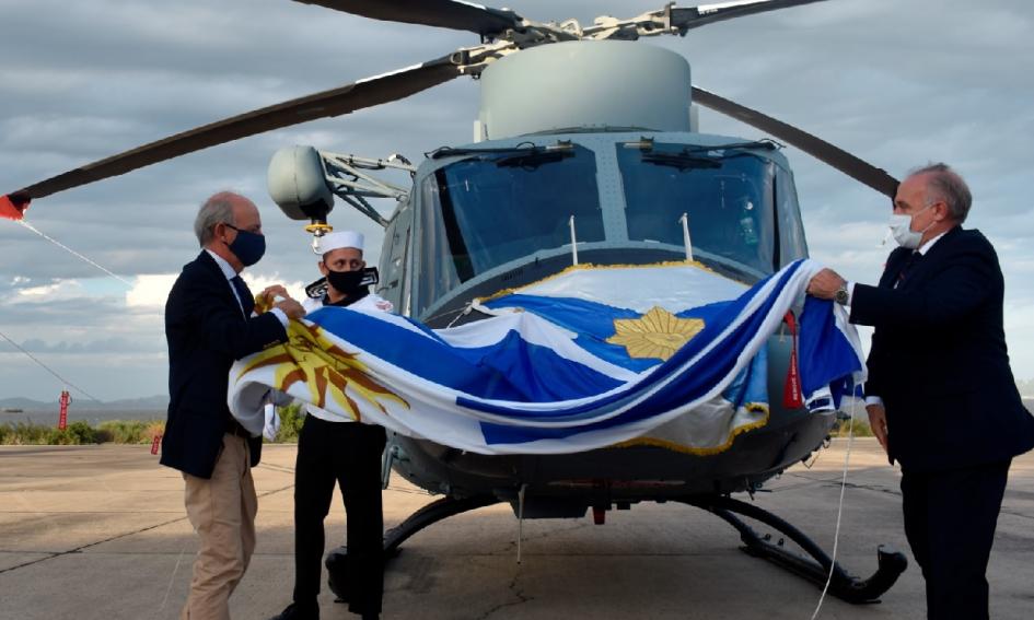 Ministro y Subsecretario descubriendo el helicóptero Ministro y Subsecretario descubriendo el helicóptero