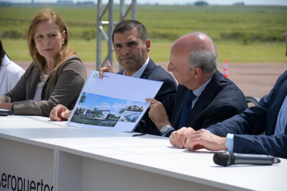 Autoridades del MDN y de Aeropuertos Uruguay Autoridades del MDN y de Aeropuertos Uruguay