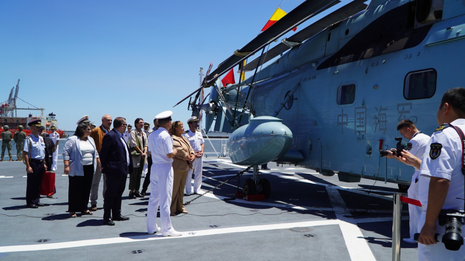 Autoridades en buque de la Armada china Autoridades en buque de la Armada china