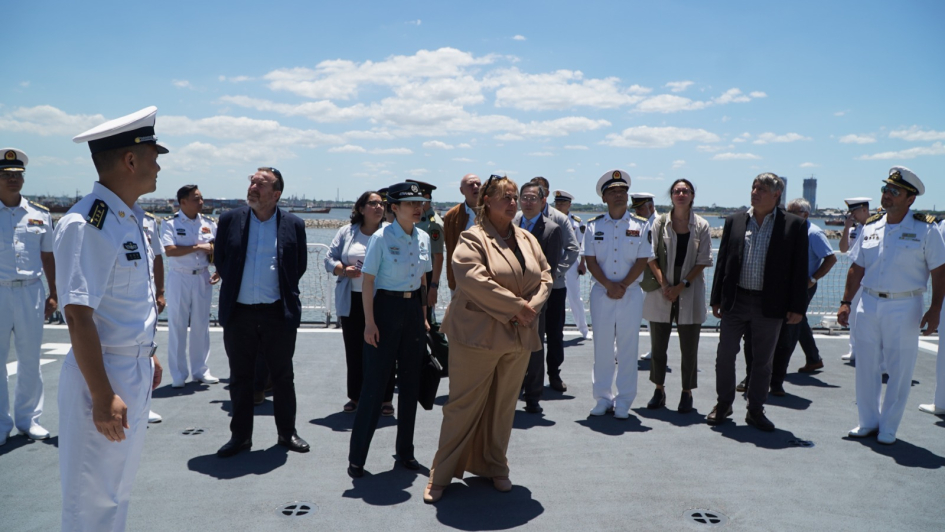 Autoridades en buque de la Armada china Autoridades en buque de la Armada china