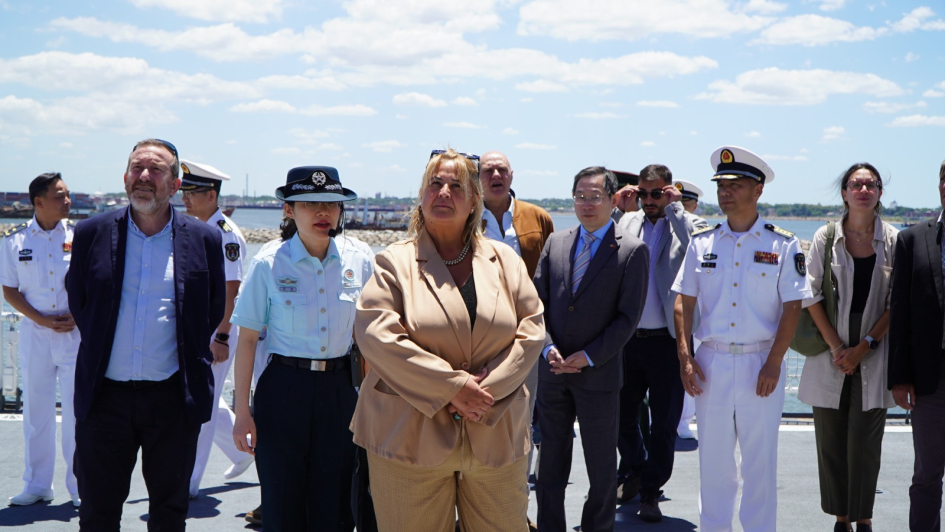 Autoridades en buque de la Armada china Autoridades en buque de la Armada china