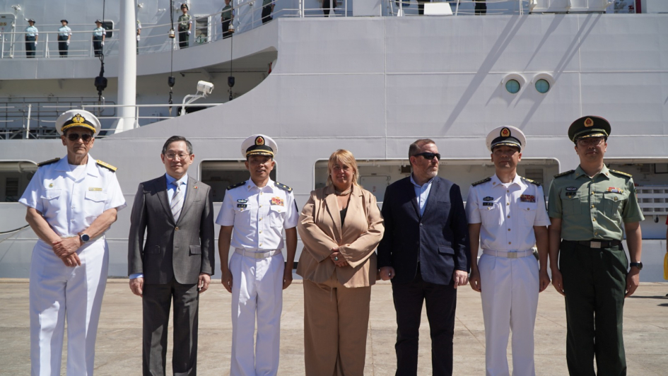 Autoridades en buque de la Armada china Autoridades en buque de la Armada china