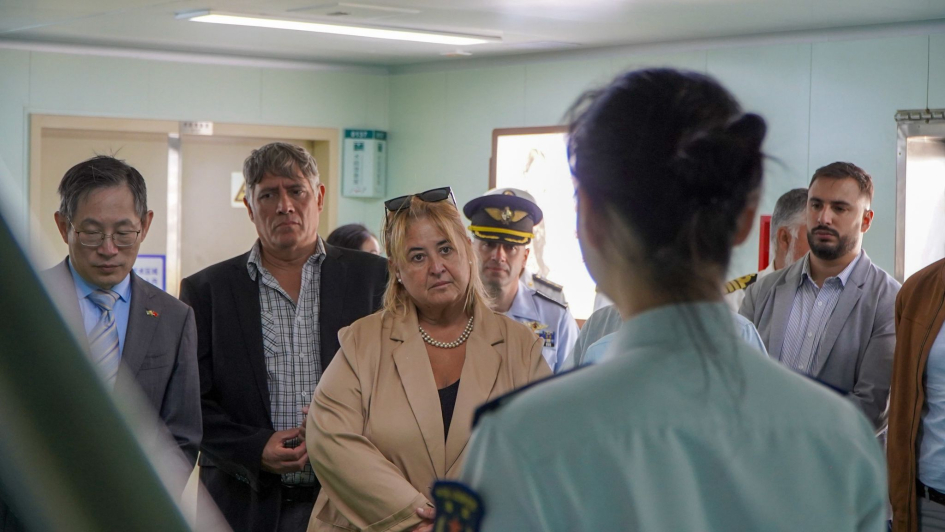 Autoridades en buque de la Armada china Autoridades en buque de la Armada china