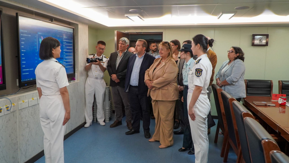 Autoridades en buque de la Armada china Autoridades en buque de la Armada china