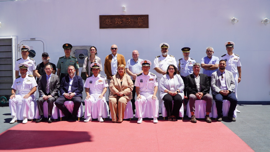 Autoridades en buque de la Armada china Autoridades en buque de la Armada china