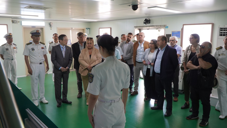 Autoridades en buque de la Armada china Autoridades en buque de la Armada china