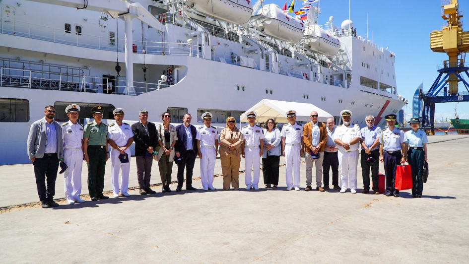 Autoridades en buque de la Armada china Autoridades en buque de la Armada china