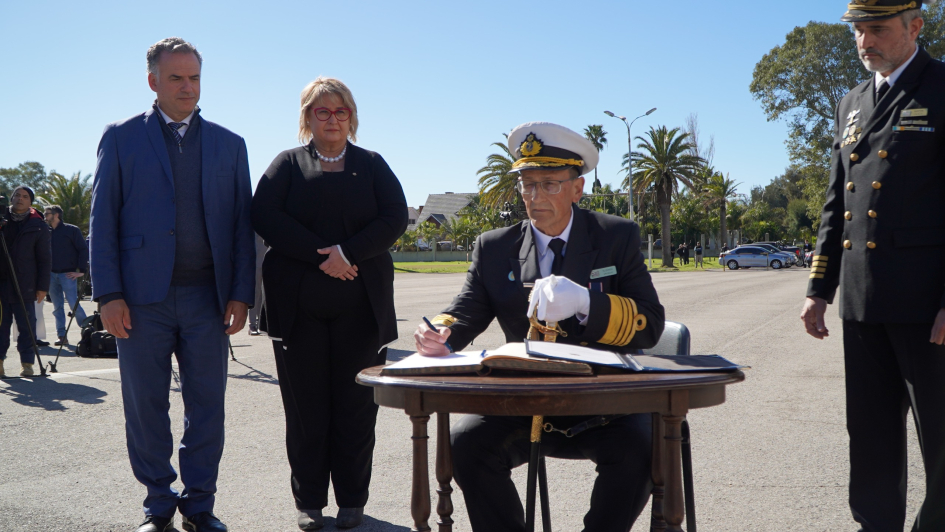 Asumió el nuevo comandante en jefe de la Armada Nacional Asumió el nuevo comandante en jefe de la Armada Nacional