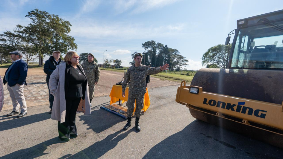 Ministra recorre unidades militares de Maldonado Ministra recorre unidades militares de Maldonado