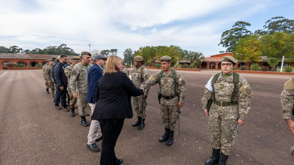 Ministra recorre unidades militares de Maldonado Ministra recorre unidades militares de Maldonado