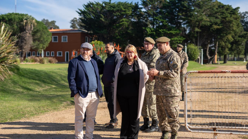 Ministra recorre unidades militares de Maldonado Ministra recorre unidades militares de Maldonado