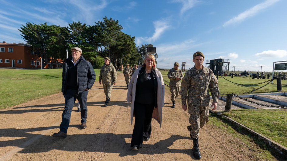 Ministra recorre unidades militares de Maldonado Ministra recorre unidades militares de Maldonado