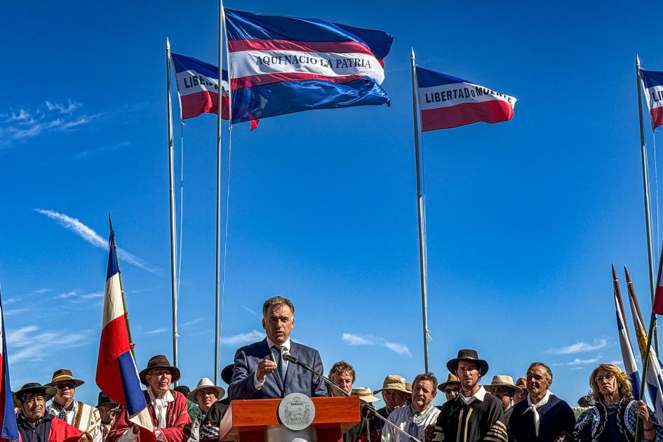 Bicentenario del Desembarco de los Treinta y Tres Orientales Bicentenario del Desembarco de los Treinta y Tres Orientales