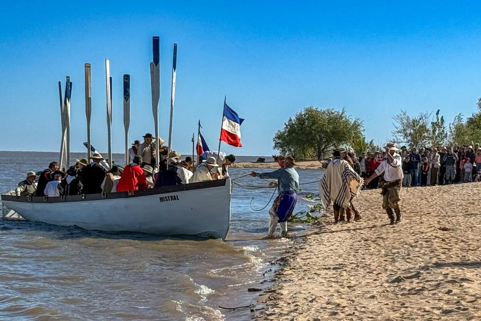 Bicentenario del Desembarco de los Treinta y Tres Orientales Bicentenario del Desembarco de los Treinta y Tres Orientales