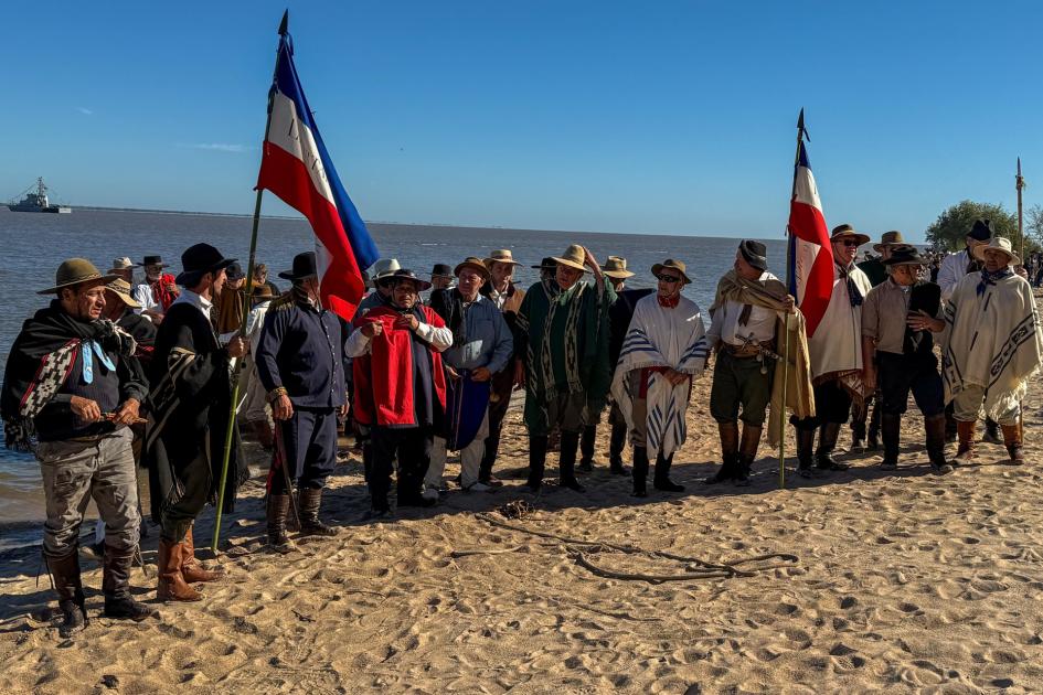 Bicentenario del Desembarco de los Treinta y Tres Orientales Bicentenario del Desembarco de los Treinta y Tres Orientales