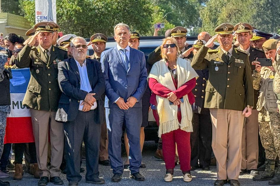 Bicentenario del Desembarco de los Treinta y Tres Orientales Bicentenario del Desembarco de los Treinta y Tres Orientales