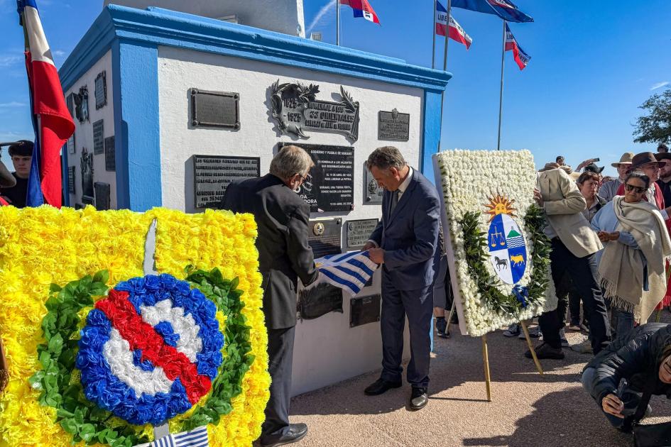 Bicentenario del Desembarco de los Treinta y Tres Orientales Bicentenario del Desembarco de los Treinta y Tres Orientales