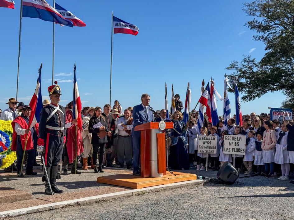 Bicentenario del Desembarco de los Treinta y Tres Orientales Bicentenario del Desembarco de los Treinta y Tres Orientales