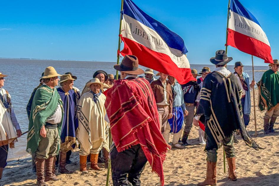Bicentenario del Desembarco de los Treinta y Tres Orientales Bicentenario del Desembarco de los Treinta y Tres Orientales