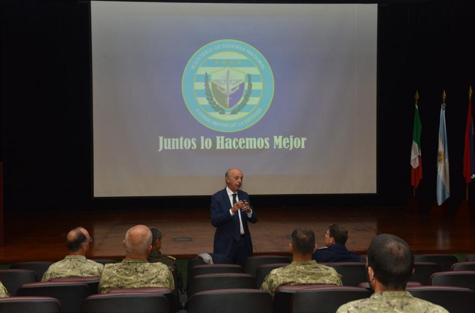 Conferencia Ciberseguridad IMES MDN Javier García exponiendo