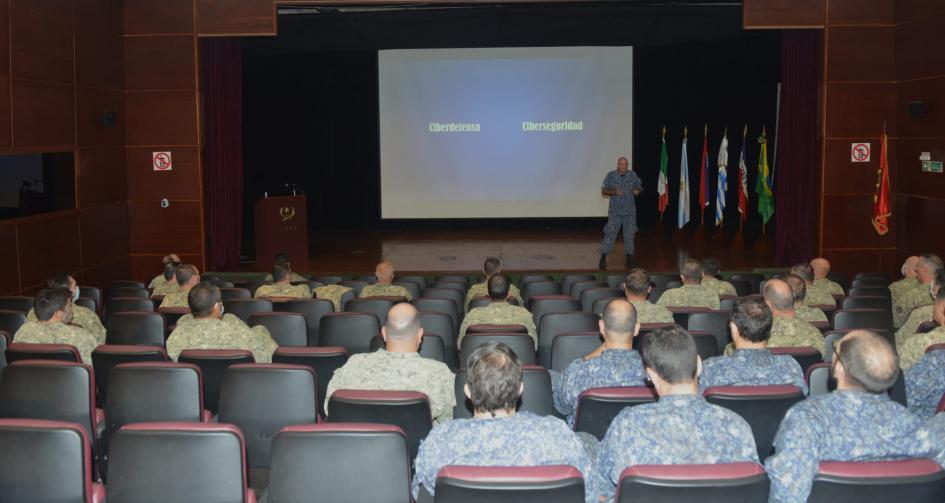 Conferencia Ciberseguridad IMES CN Claudio López exponiendo