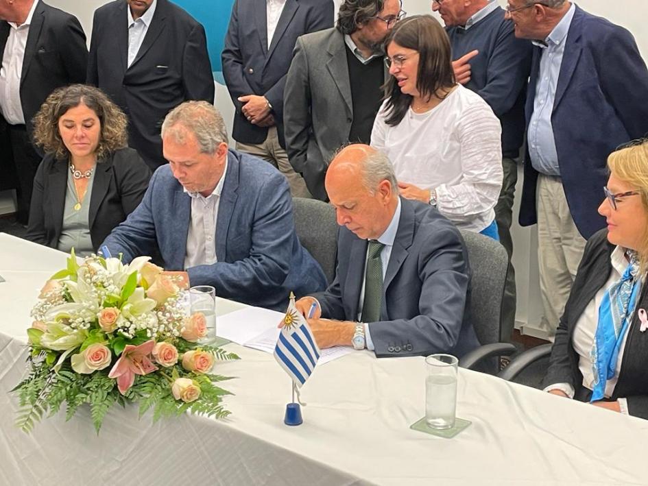 Firma del comodato entre el Ministerio de Defensa y el Congreso de Intendentes Autoridades del MDN y del Congreso de Intendentes sentadas firmando el comodato