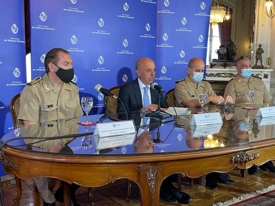 Ministro de Defensa, Javier García y autoridades de Sanidad Militar