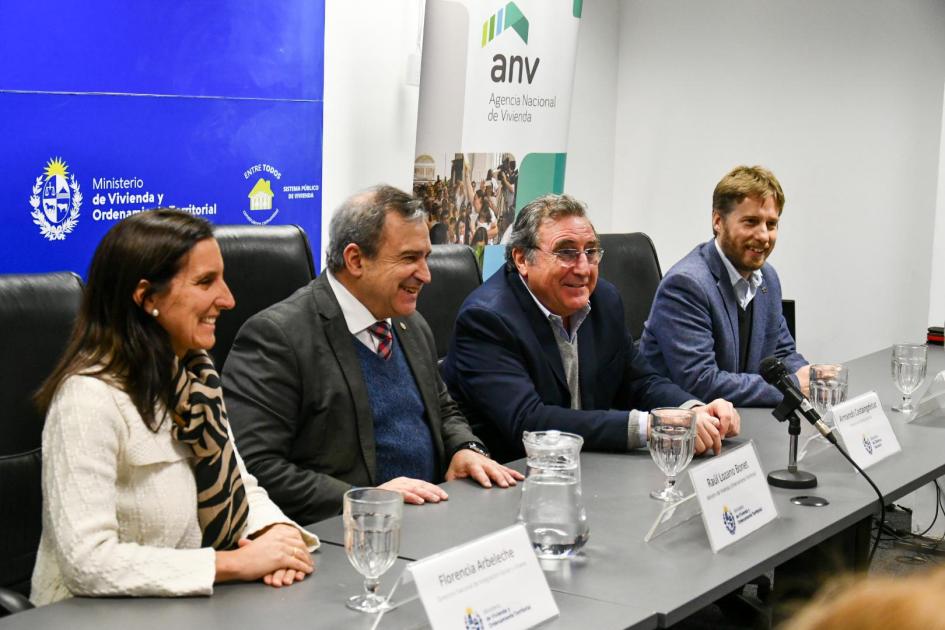 Convenio entre MDN y MVOT para compra de vivienda para personal de las Fuerzas Armadas Firma de convenio para acceso a la vivienda entre el MDN y el MVOT