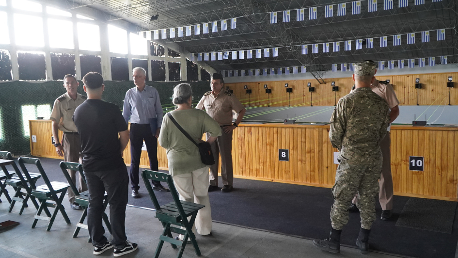 Entrega de artículos deportivos en la Escuela Militar