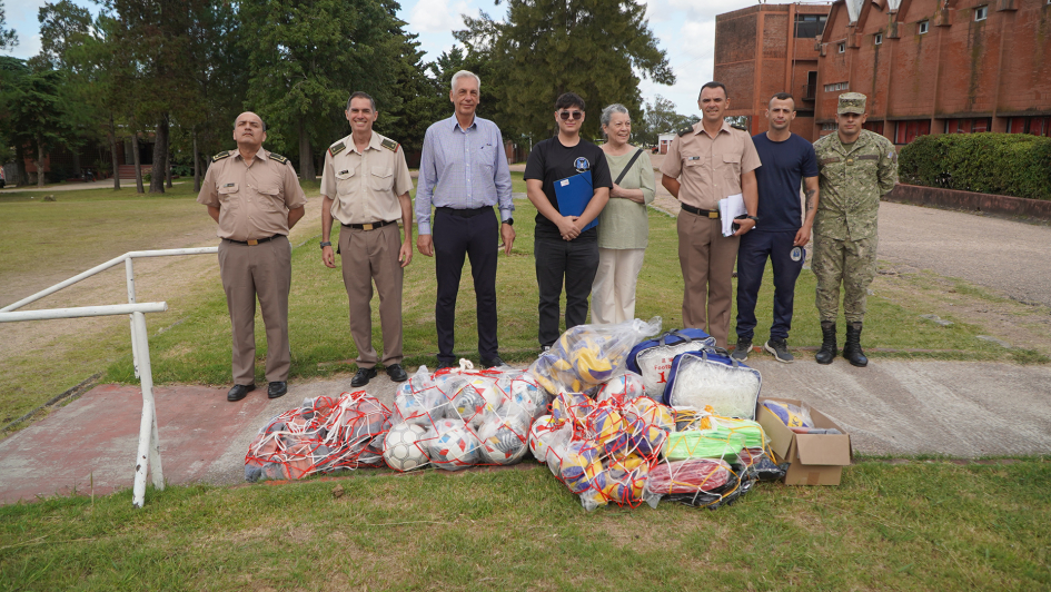 Entrega de artículos deportivos en la Escuela Militar