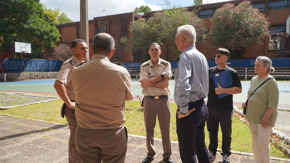 Entrega de artículos deportivos en la Escuela Militar