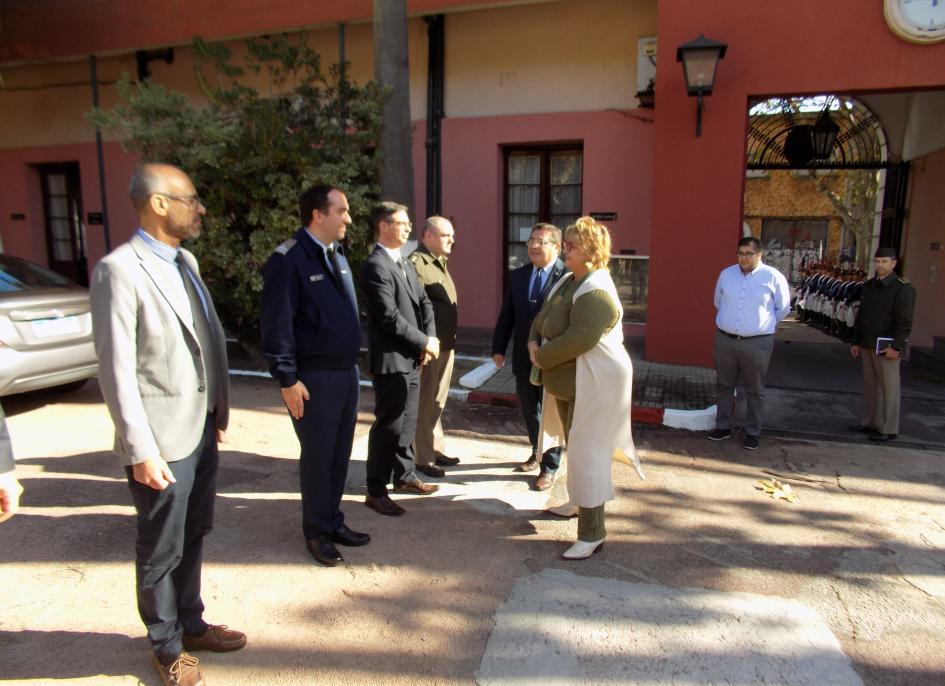 Autoridades del CALEN saludan a la ministra en su llegada Autoridades del CALEN saludan a la ministra en su llegada