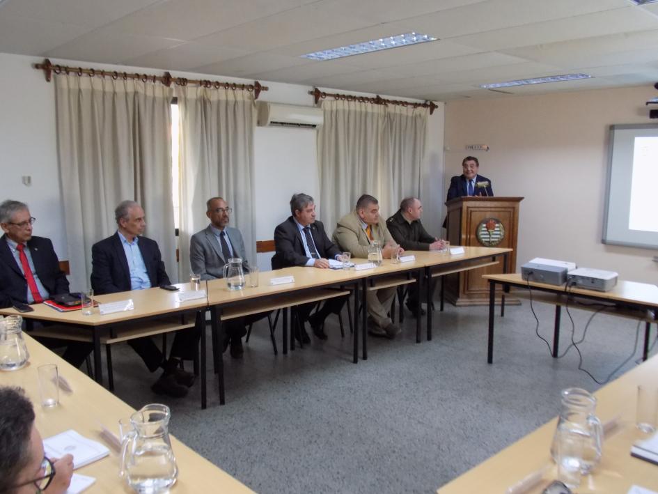 El Director realiza una presentación frente a autoridades sentadas El Director realiza una presentación frente a autoridades sentadas