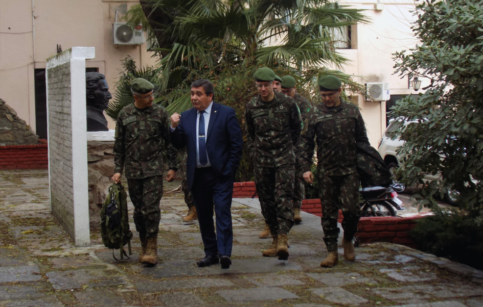 Delegación del Ejército Brasileño recorre instalaciones del CALEN acompañada por autoridades