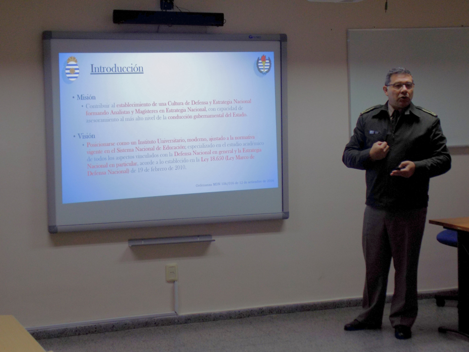 Exposición a cargo de oficial, dirigida a delegación del Ejército Brasileño