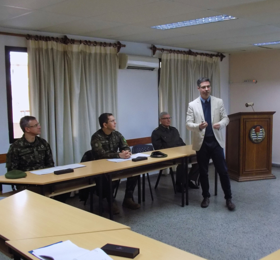 Presentación a oficiales brasileños en aula del CALEN durante visita institucional