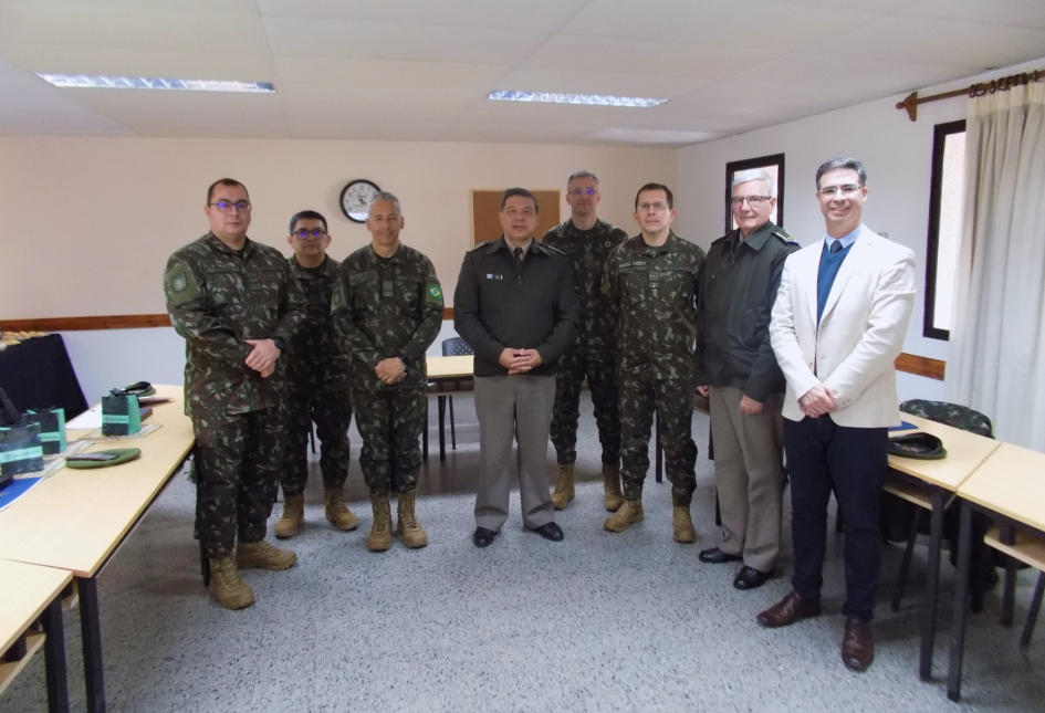 Representantes del CALEN y delegación del Ejército Brasileño posan al finalizar actividad académica.