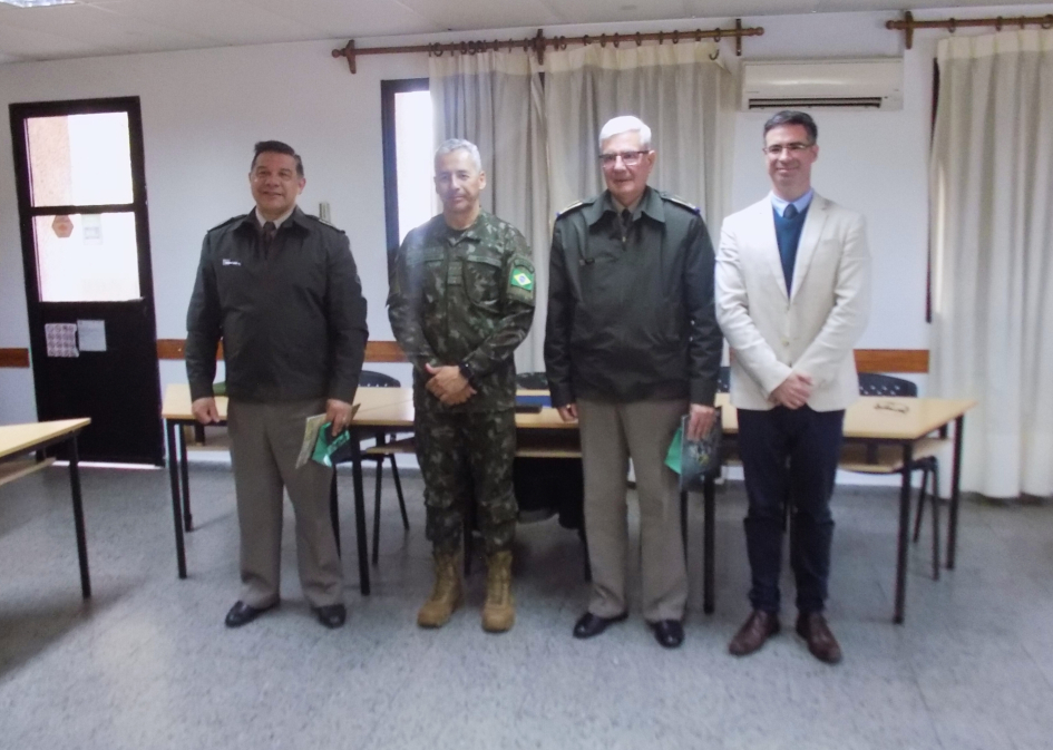 Representantes del CALEN y delegación del Ejército Brasileño posan al finalizar actividad académica.