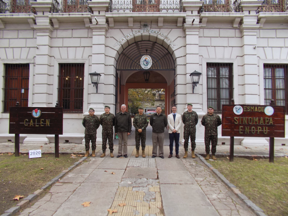Delegación del Ejército Brasileño posa frente a la entrada principal del CALEN