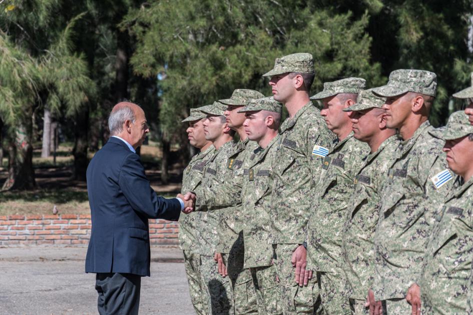 Ministro saludando a los efectivos