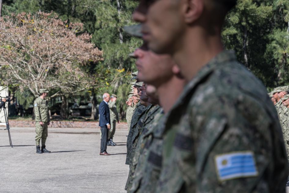 Ministro saludando a los efectivos