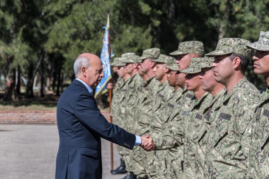 Ministro saludando a los efectivos