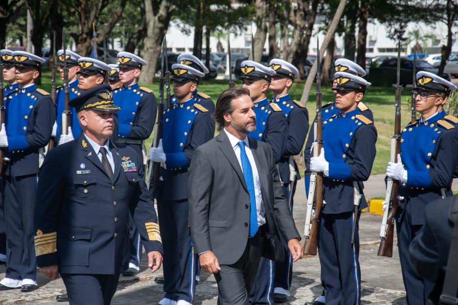 El presidente Luis Lacalle Pou pasando revista