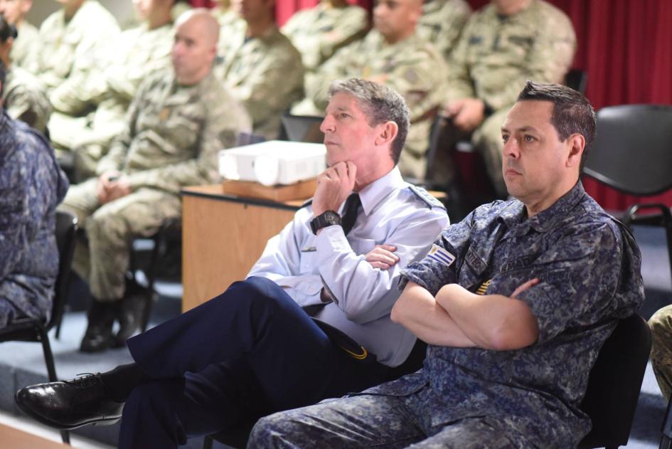 Jefe del ES.MA.DE., Gral. del Aire Rodolfo R. Pereyra; Director de ESGUE, CN (CG) José Luis Matteo Autoridades presentes